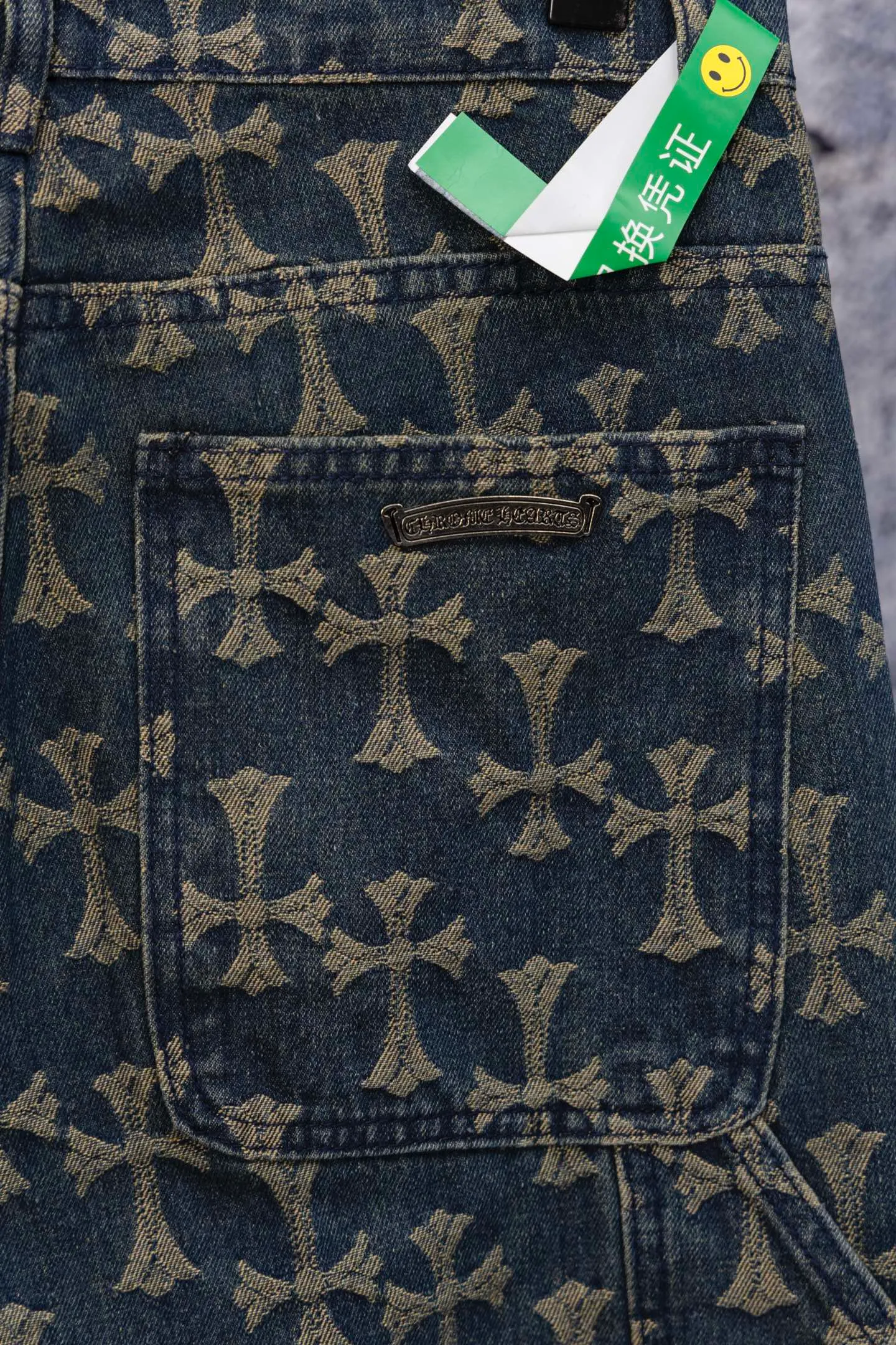 P200 Chrome Hearts CH Chrome Hearts double-sided full-print LOGO jacquard dark pattern heavy-duty denim jacket jeans denim suit same style as Internet celebrity star cross full-print denim jacket jeans, unique cross design elements plus all-over printing, full of design sense. It is made of 100% denim cotton fabric with heavy coarse yarn count, which ensures a stiff and tough silhouette while being soft, comfortable and breathable. The lapel is designed with silver buttons and is full of texture. The classic white cross logo is all over the dress, making it a perfect versatile style for spring and summer! Customized jacquard fabric, you can wear it in various styles. This gender-neutral shirt is a must-have for nightclubs. It can be worn as a jacket for both men and women. It can be easily worn by both men and women! The original loose version is made of high-quality pure cotton fabrics. The fabric pattern is high-definition and delicate without burrs. It is comfortable and breathable to wear. All the buttons are molded and customized. It is casual and fashionable and can be matched with any bottoms. It can be windproof and sunproof in spring and summer. It can be worn outside in autumn and winter! Easily concave shape makes you look slimmer and taller, perfect for both men and women! Color: Black Blue Size: Jacket S-XL Pants 28-36
